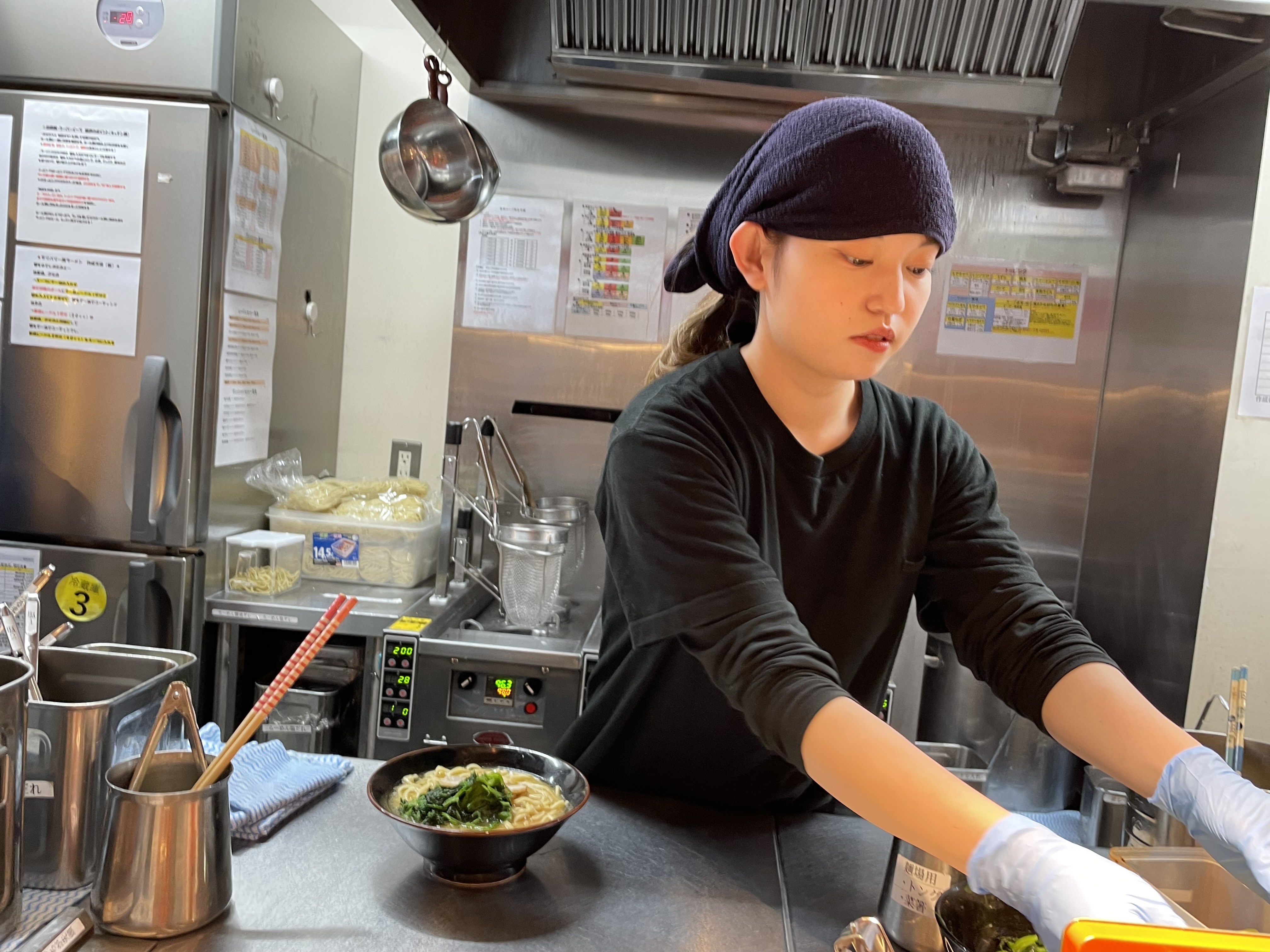 ラーメン店のキッチン・ホールスタッフ 1